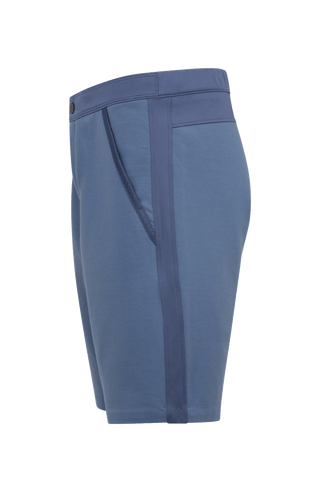 Herren-Bermuda Flynn Bermuda in denim aus hochwertigem Baumwollmix mit Natural Powerstretch. Besonders weich und angenehm auf der Haut, mit weitem Bein für lockeren Sitz und elastischem Bund für optimalen Komfort. Zwei seitliche Eingrifftaschen mit Alcantara-Besatz sowie eine Gesäßtasche mit Reißverschluss. Vielseitig und bequem für Alltag und Freizeit.