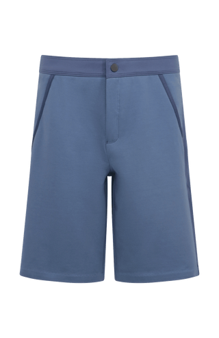 Herren-Bermuda Flynn Bermuda in denim aus hochwertigem Baumwollmix mit Natural Powerstretch. Besonders weich und angenehm auf der Haut, mit weitem Bein für lockeren Sitz und elastischem Bund für optimalen Komfort. Zwei seitliche Eingrifftaschen mit Alcantara-Besatz sowie eine Gesäßtasche mit Reißverschluss. Vielseitig und bequem für Alltag und Freizeit.