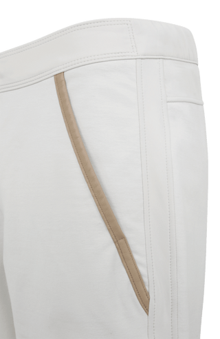 Herren-Bermuda Flynn Bermuda in sandstone aus hochwertigem Baumwollmix mit Natural Powerstretch. Besonders weich und angenehm auf der Haut, mit weitem Bein für lockeren Sitz und elastischem Bund für optimalen Komfort. Zwei seitliche Eingrifftaschen mit Alcantara-Besatz sowie eine Gesäßtasche mit Reißverschluss. Vielseitig und bequem für Alltag und Freizeit.