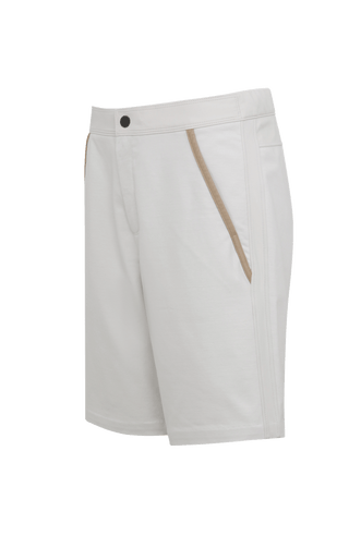 Herren-Bermuda Flynn Bermuda in sandstone aus hochwertigem Baumwollmix mit Natural Powerstretch. Besonders weich und angenehm auf der Haut, mit weitem Bein für lockeren Sitz und elastischem Bund für optimalen Komfort. Zwei seitliche Eingrifftaschen mit Alcantara-Besatz sowie eine Gesäßtasche mit Reißverschluss. Vielseitig und bequem für Alltag und Freizeit.