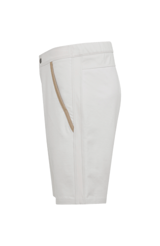 Herren-Bermuda Flynn Bermuda in sandstone aus hochwertigem Baumwollmix mit Natural Powerstretch. Besonders weich und angenehm auf der Haut, mit weitem Bein für lockeren Sitz und elastischem Bund für optimalen Komfort. Zwei seitliche Eingrifftaschen mit Alcantara-Besatz sowie eine Gesäßtasche mit Reißverschluss. Vielseitig und bequem für Alltag und Freizeit.