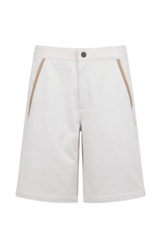 Herren-Bermuda Flynn Bermuda in sandstone aus hochwertigem Baumwollmix mit Natural Powerstretch. Besonders weich und angenehm auf der Haut, mit weitem Bein für lockeren Sitz und elastischem Bund für optimalen Komfort. Zwei seitliche Eingrifftaschen mit Alcantara-Besatz sowie eine Gesäßtasche mit Reißverschluss. Vielseitig und bequem für Alltag und Freizeit.