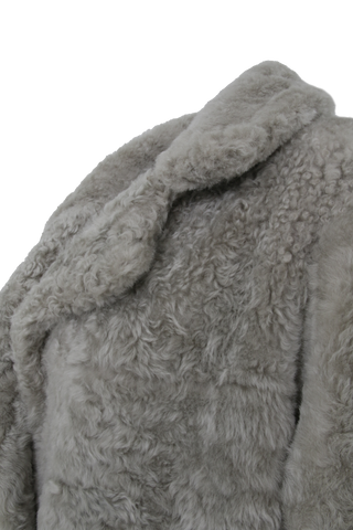 Bodenlanger Damen Lammfellmantel Modell 738393 Johanna Long LL in savanna , Detailansicht Fellseite, gerade Passform, wendbar mit Glattleder außen und lockigem Fell innen, Reverskragen