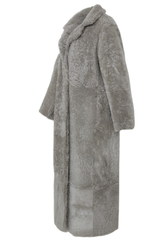 Bodenlanger Damen Lammfellmantel Modell 738393 Johanna Long LL in savanna , Seitenansicht Fellseite, gerade Passform, wendbar mit Glattleder außen und lockigem Fell innen, Reverskragen