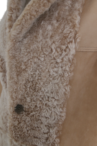 Bodenlanger Damen Lammfellmantel Modell 738393 Johanna Long LL in Sesame, Detailansicht gerade Passform, wendbar mit Glattleder außen und lockigem Fell innen, Reverskragen
