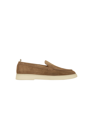 Braune Bones Loafers aus 100 % airbrushed Wildleder mit minimalistischer, entspannter Silhouette. Handgefertigt in Italien, mit Lederfutter und Lederinnensohle für hohen Tragekomfort. Die extra-leichte EVA-Sohle sorgt für Flexibilität und Komfort im Alltag. Ein Signature-Grosgrain-Zugband setzt einen eleganten funktionalen Akzent. Absatzhöhe: 30 mm.