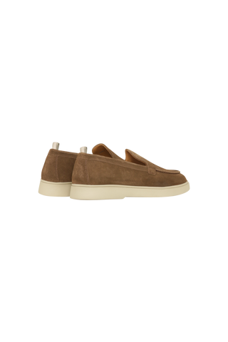 Braune Bones Loafers aus 100 % airbrushed Wildleder mit minimalistischer, entspannter Silhouette. Handgefertigt in Italien, mit Lederfutter und Lederinnensohle für hohen Tragekomfort. Die extra-leichte EVA-Sohle sorgt für Flexibilität und Komfort im Alltag. Ein Signature-Grosgrain-Zugband setzt einen eleganten funktionalen Akzent. Absatzhöhe: 30 mm.