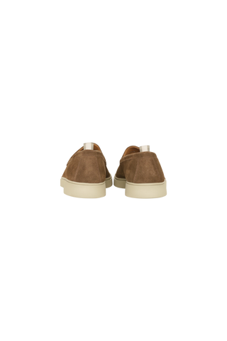 Braune Bones Loafers aus 100 % airbrushed Wildleder mit minimalistischer, entspannter Silhouette. Handgefertigt in Italien, mit Lederfutter und Lederinnensohle für hohen Tragekomfort. Die extra-leichte EVA-Sohle sorgt für Flexibilität und Komfort im Alltag. Ein Signature-Grosgrain-Zugband setzt einen eleganten funktionalen Akzent. Absatzhöhe: 30 mm.