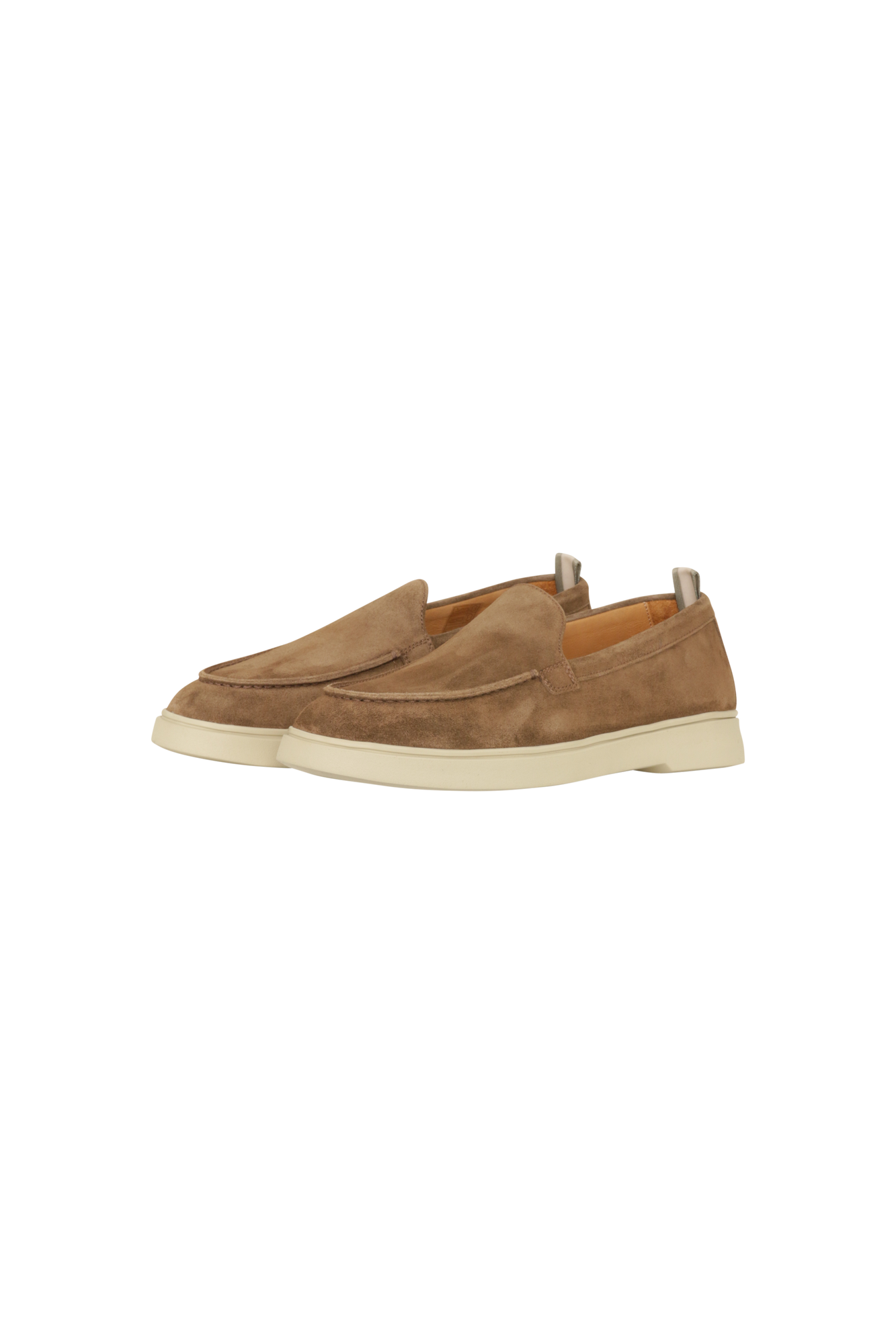 Braune Bones Loafers aus 100 % airbrushed Wildleder mit minimalistischer, entspannter Silhouette. Handgefertigt in Italien, mit Lederfutter und Lederinnensohle für hohen Tragekomfort. Die extra-leichte EVA-Sohle sorgt für Flexibilität und Komfort im Alltag. Ein Signature-Grosgrain-Zugband setzt einen eleganten funktionalen Akzent. Absatzhöhe: 30 mm.