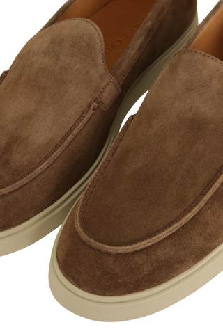 Braune Bones Loafers aus 100 % airbrushed Wildleder mit minimalistischer, entspannter Silhouette. Handgefertigt in Italien, mit Lederfutter und Lederinnensohle für hohen Tragekomfort. Die extra-leichte EVA-Sohle sorgt für Flexibilität und Komfort im Alltag. Ein Signature-Grosgrain-Zugband setzt einen eleganten funktionalen Akzent. Absatzhöhe: 30 mm.