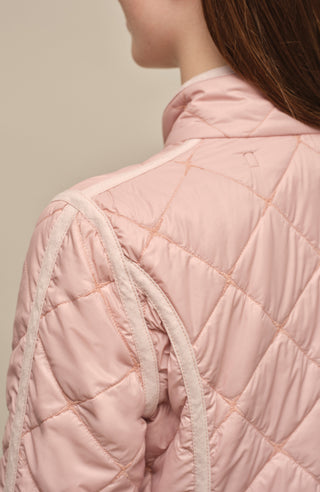Sportliche, leicht gesteppte Damenjacke in femininer, etwas kürzerer Passform mit besonders leichtem Tragegefühl. Die atmungsaktive Jacke ist wasser- und schmutzabweisend, besitzt zwei Taschen mit Metalldruckknöpfen sowie mit Leinen eingefasste Nähte an Taschen, Schultern und Ärmeln. Das weiche Hochdaunen-Vlies sorgt trotz des geringen Gewichts für angenehme Wärme. Ideal als vielseitiger Begleiter – solo getragen oder als leichte Zusatzschicht unter Blazer, Lederjacke oder Mantel.