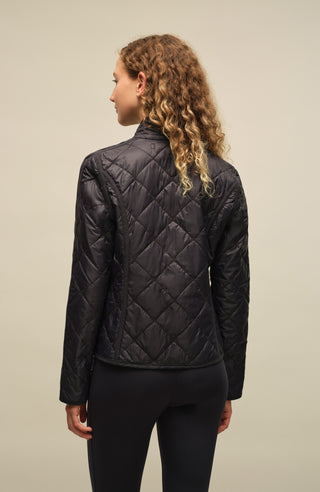 Sportliche, leicht gesteppte Damenjacke in femininer, etwas kürzerer Passform mit besonders leichtem Tragegefühl. Die atmungsaktive Jacke ist wasser- und schmutzabweisend, besitzt zwei Taschen mit Metalldruckknöpfen sowie mit Leinen eingefasste Nähte an Taschen, Schultern und Ärmeln. Das weiche Hochdaunen-Vlies sorgt trotz des geringen Gewichts für angenehme Wärme. Ideal als vielseitiger Begleiter – solo getragen oder als leichte Zusatzschicht unter Blazer, Lederjacke oder Mantel.