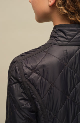 Sportliche, leicht gesteppte Damenjacke in femininer, etwas kürzerer Passform mit besonders leichtem Tragegefühl. Die atmungsaktive Jacke ist wasser- und schmutzabweisend, besitzt zwei Taschen mit Metalldruckknöpfen sowie mit Leinen eingefasste Nähte an Taschen, Schultern und Ärmeln. Das weiche Hochdaunen-Vlies sorgt trotz des geringen Gewichts für angenehme Wärme. Ideal als vielseitiger Begleiter – solo getragen oder als leichte Zusatzschicht unter Blazer, Lederjacke oder Mantel.