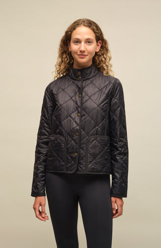 Sportliche, leicht gesteppte Damenjacke in femininer, etwas kürzerer Passform mit besonders leichtem Tragegefühl. Die atmungsaktive Jacke ist wasser- und schmutzabweisend, besitzt zwei Taschen mit Metalldruckknöpfen sowie mit Leinen eingefasste Nähte an Taschen, Schultern und Ärmeln. Das weiche Hochdaunen-Vlies sorgt trotz des geringen Gewichts für angenehme Wärme. Ideal als vielseitiger Begleiter – solo getragen oder als leichte Zusatzschicht unter Blazer, Lederjacke oder Mantel.