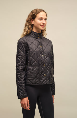 Sportliche, leicht gesteppte Damenjacke in femininer, etwas kürzerer Passform mit besonders leichtem Tragegefühl. Die atmungsaktive Jacke ist wasser- und schmutzabweisend, besitzt zwei Taschen mit Metalldruckknöpfen sowie mit Leinen eingefasste Nähte an Taschen, Schultern und Ärmeln. Das weiche Hochdaunen-Vlies sorgt trotz des geringen Gewichts für angenehme Wärme. Ideal als vielseitiger Begleiter – solo getragen oder als leichte Zusatzschicht unter Blazer, Lederjacke oder Mantel.