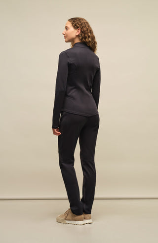 Model-Rückansicht der Damen-Stretchhose Clio-NP in Dunkelblau (Farbe 1630 Midnight) – sportliche Freizeithose mit elastischem Bund und schmaler Passform, aus weichem Stretchmaterial von Frauenschuh, ideal für entspannte Freizeitlooks und Komfort im Frühling und Sommer