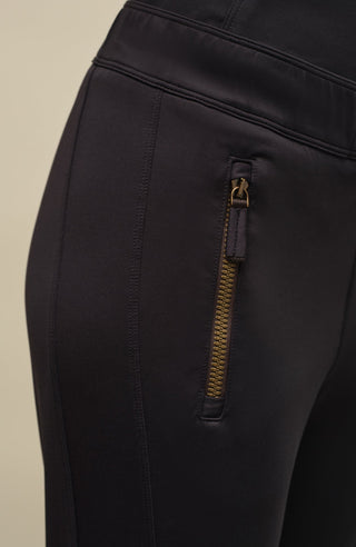 Detailansicht der Damen-Stretchhose Clio-NP in Dunkelblau (Farbe 1630 Midnight) – zeigt das elastische Material und den komfortablen Bund der sportlichen Freizeithose von Frauenschuh, ideal für entspannte Freizeitoutfits im Frühling und Sommer