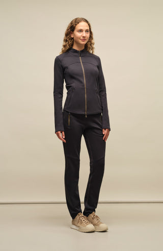 Model-Vorderansicht der Damen-Stretchhose Clio-NP in Dunkelblau (Farbe 1630 Midnight) – sportlich-elegante Hose von Frauenschuh mit elastischem Bund und schmaler Passform, aus weichem Stretchmaterial, perfekt für Freizeit und entspannte Looks im Frühling und Sommer