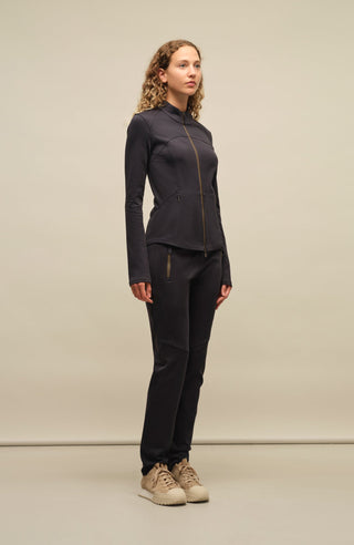 Model-Seitenansicht der Damen-Stretchhose Clio-NP in Dunkelblau (Farbe 1630 Midnight) – sportliche Freizeithose mit elastischem Bund und schmaler Passform, aus weichem Stretchmaterial von Frauenschuh, ideal für entspannte Freizeitlooks im Frühling und Sommer