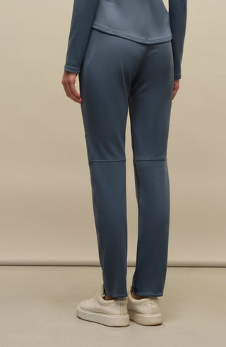 Model-Rückansicht der Damen-Stretchhose Clio-NP in Denim-Blau (Farbe 2090 Denim) – sportliche Freizeithose von Frauenschuh, mit elastischem Bund und schmaler Passform, aus weichem Stretchmaterial, ideal für komfortable Freizeitoutfits im Frühling und Sommer