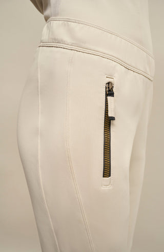 Detailansicht der Damen-Stretchhose Clio-NP in Sandstein (Farbe 2350 Sandstone) – zeigt das weiche Stretchmaterial, den elastischen Bund und die schmale Passform der sportlichen Freizeithose von Frauenschuh, ideal für bequeme und entspannte Freizeitoutfits im Frühling und Sommer