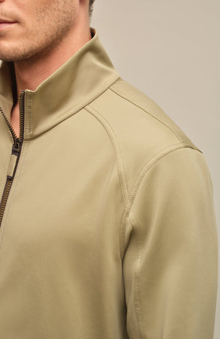 Sportliche Herrenjacke aus exklusivem Natural Powerstretch mit gerader, körperbetonter Passform und leicht verlängerter Silhouette. Ausgestattet mit modernem Stehkragen, markantem Zwei-Wege-Zipper und seitlichen Taschen mit verstecktem Reißverschluss. Das weiche, elastische und atmungsaktive Material mit seidig schimmernder Oberfläche sorgt für hohen Tragekomfort und maximale Bewegungsfreiheit. Eine hautfreundliche Baumwollschicht auf der Innenseite macht die multifunktionale Jacke besonders angenehm zu tra