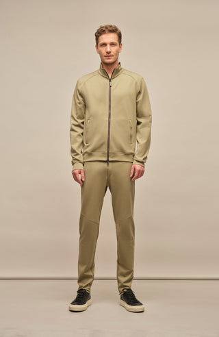 Sportliche Herrenjacke aus exklusivem Natural Powerstretch mit gerader, körperbetonter Passform und leicht verlängerter Silhouette. Ausgestattet mit modernem Stehkragen, markantem Zwei-Wege-Zipper und seitlichen Taschen mit verstecktem Reißverschluss. Das weiche, elastische und atmungsaktive Material mit seidig schimmernder Oberfläche sorgt für hohen Tragekomfort und maximale Bewegungsfreiheit. Eine hautfreundliche Baumwollschicht auf der Innenseite macht die multifunktionale Jacke besonders angenehm zu tra