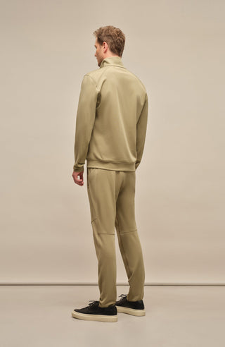 Sportliche Herrenjacke aus exklusivem Natural Powerstretch mit gerader, körperbetonter Passform und leicht verlängerter Silhouette. Ausgestattet mit modernem Stehkragen, markantem Zwei-Wege-Zipper und seitlichen Taschen mit verstecktem Reißverschluss. Das weiche, elastische und atmungsaktive Material mit seidig schimmernder Oberfläche sorgt für hohen Tragekomfort und maximale Bewegungsfreiheit. Eine hautfreundliche Baumwollschicht auf der Innenseite macht die multifunktionale Jacke besonders angenehm zu tra