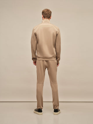 Sportliche Herrenjacke aus exklusivem Natural Powerstretch mit gerader,  Passform und leicht verlängerter Silhouette. Ausgestattet mit modernem Stehkragen, markantem Zwei-Wege-Zipper und seitlichen Taschen mit verstecktem Reißverschluss. Das weiche, elastische und atmungsaktive Material mit seidig schimmernder Oberfläche sorgt für hohen Tragekomfort und maximale Bewegungsfreiheit. Eine hautfreundliche Baumwollschicht auf der Innenseite macht die multifunktionale Jacke besonders angenehm zu tra