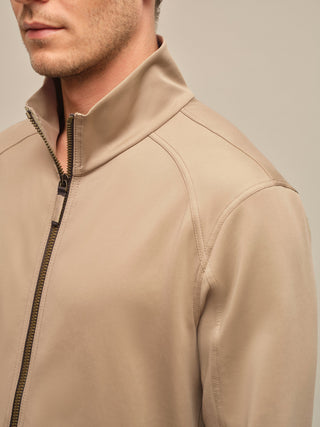 Sportliche Herrenjacke aus exklusivem Natural Powerstretch mit gerader,  Passform und leicht verlängerter Silhouette. Ausgestattet mit modernem Stehkragen, markantem Zwei-Wege-Zipper und seitlichen Taschen mit verstecktem Reißverschluss. Das weiche, elastische und atmungsaktive Material mit seidig schimmernder Oberfläche sorgt für hohen Tragekomfort und maximale Bewegungsfreiheit. Eine hautfreundliche Baumwollschicht auf der Innenseite macht die multifunktionale Jacke besonders angenehm zu tra