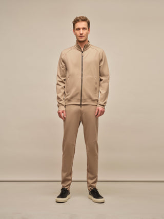 Sportliche Herrenjacke aus exklusivem Natural Powerstretch mit gerader, körperbetonter Passform und leicht verlängerter Silhouette. Ausgestattet mit modernem Stehkragen, markantem Zwei-Wege-Zipper und seitlichen Taschen mit verstecktem Reißverschluss. Das weiche, elastische und atmungsaktive Material mit seidig schimmernder Oberfläche sorgt für hohen Tragekomfort und maximale Bewegungsfreiheit. Eine hautfreundliche Baumwollschicht auf der Innenseite macht die multifunktionale Jacke besonders angenehm zu tra