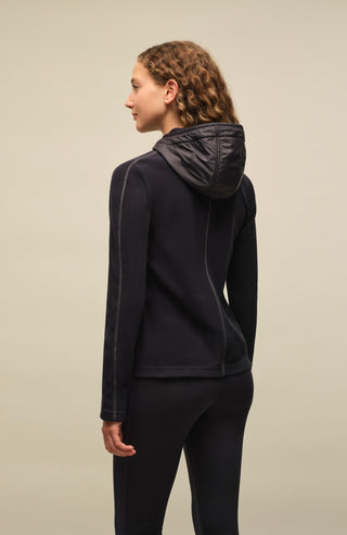 Damenjacke von Frauenschuh, Modell Rania-BF 163-0 in Midnight Blau –  Model Rückansicht, leichte Jacke für Frühling und Sommer, stilvoll und funktional für Alltag und Freizeit.