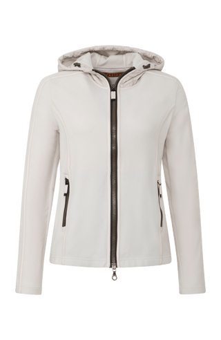Damenjacke von Frauenschuh, Modell Rania-BF in Sandstone beige –  Vorderansicht, leichte Jacke für Frühling und Sommer, stilvoll und funktional für Alltag und Freizeit.