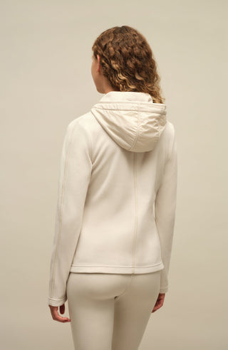 Damenjacke von Frauenschuh, Modell Rania-BF  in Sandstone beige –  Model Rückansicht, leichte Jacke für Frühling und Sommer, stilvoll und funktional für Alltag und Freizeit.