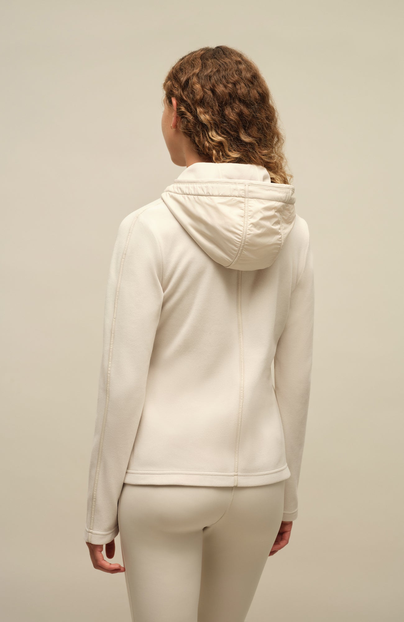 Damenjacke von Frauenschuh, Modell Rania-BF  in Sandstone beige –  Model Rückansicht, leichte Jacke für Frühling und Sommer, stilvoll und funktional für Alltag und Freizeit.