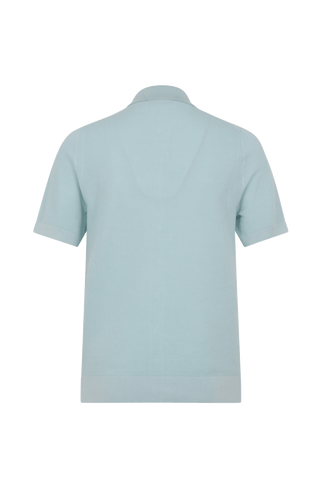 Damen-Poloshirt aus feinster italienischer Baumwolle in superweicher, atmungsaktiver Piqué-Qualität mit durchgehender Knopfleiste für einen modernen, eleganten Look. Klassischer Polokragen und Rippstrickbündchen an Ärmeln, Kragen und Bund sorgen für eine perfekte Passform. Leicht taillierter Schnitt für eine feminine Silhouette, vielseitig kombinierbar für Casual- und elegante Outfits.