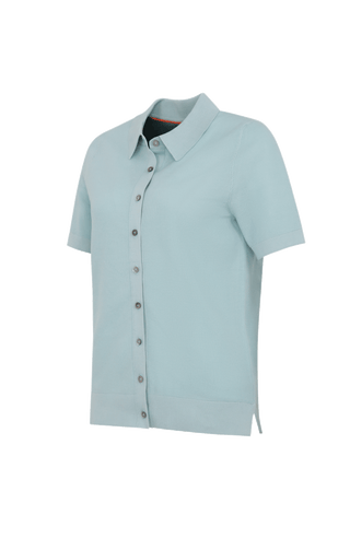 Damen-Poloshirt aus feinster italienischer Baumwolle in superweicher, atmungsaktiver Piqué-Qualität mit durchgehender Knopfleiste für einen modernen, eleganten Look. Klassischer Polokragen und Rippstrickbündchen an Ärmeln, Kragen und Bund sorgen für eine perfekte Passform. Leicht taillierter Schnitt für eine feminine Silhouette, vielseitig kombinierbar für Casual- und elegante Outfits.