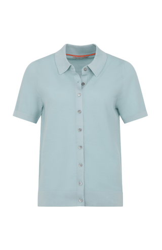 Damen-Poloshirt aus feinster italienischer Baumwolle in superweicher, atmungsaktiver Piqué-Qualität mit durchgehender Knopfleiste für einen modernen, eleganten Look. Klassischer Polokragen und Rippstrickbündchen an Ärmeln, Kragen und Bund sorgen für eine perfekte Passform. Leicht taillierter Schnitt für eine feminine Silhouette, vielseitig kombinierbar für Casual- und elegante Outfits.