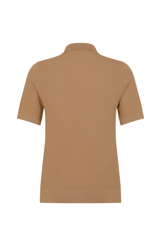 Damen-Poloshirt aus feinster italienischer Baumwolle in superweicher, atmungsaktiver Piqué-Qualität mit durchgehender Knopfleiste für einen modernen, eleganten Look. Klassischer Polokragen und Rippstrickbündchen an Ärmeln, Kragen und Bund sorgen für eine perfekte Passform. Leicht taillierter Schnitt für eine feminine Silhouette, vielseitig kombinierbar für Casual- und elegante Outfits.