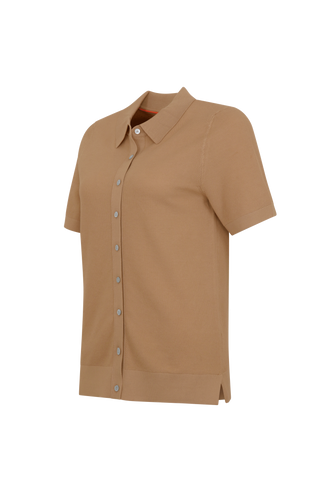 Damen-Poloshirt aus feinster italienischer Baumwolle in superweicher, atmungsaktiver Piqué-Qualität mit durchgehender Knopfleiste für einen modernen, eleganten Look. Klassischer Polokragen und Rippstrickbündchen an Ärmeln, Kragen und Bund sorgen für eine perfekte Passform. Leicht taillierter Schnitt für eine feminine Silhouette, vielseitig kombinierbar für Casual- und elegante Outfits.