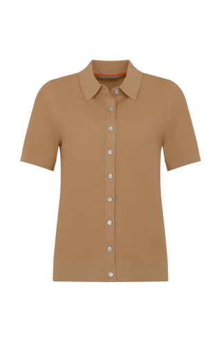 Damen-Poloshirt aus feinster italienischer Baumwolle in superweicher, atmungsaktiver Piqué-Qualität mit durchgehender Knopfleiste für einen modernen, eleganten Look. Klassischer Polokragen und Rippstrickbündchen an Ärmeln, Kragen und Bund sorgen für eine perfekte Passform. Leicht taillierter Schnitt für eine feminine Silhouette, vielseitig kombinierbar für Casual- und elegante Outfits.
