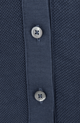 Damen-Poloshirt aus feinster italienischer Baumwolle in superweicher, atmungsaktiver Piqué-Qualität mit durchgehender Knopfleiste für einen modernen, eleganten Look. Klassischer Polokragen und Rippstrickbündchen an Ärmeln, Kragen und Bund sorgen für eine perfekte Passform. Leicht taillierter Schnitt für eine feminine Silhouette, vielseitig kombinierbar für Casual- und elegante Outfits.