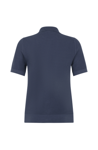 Damen-Poloshirt aus feinster italienischer Baumwolle in superweicher, atmungsaktiver Piqué-Qualität mit durchgehender Knopfleiste für einen modernen, eleganten Look. Klassischer Polokragen und Rippstrickbündchen an Ärmeln, Kragen und Bund sorgen für eine perfekte Passform. Leicht taillierter Schnitt für eine feminine Silhouette, vielseitig kombinierbar für Casual- und elegante Outfits.