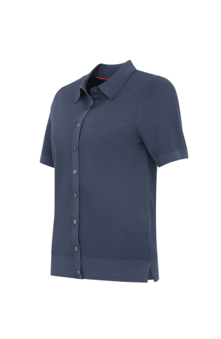 Damen-Poloshirt aus feinster italienischer Baumwolle in superweicher, atmungsaktiver Piqué-Qualität mit durchgehender Knopfleiste für einen modernen, eleganten Look. Klassischer Polokragen und Rippstrickbündchen an Ärmeln, Kragen und Bund sorgen für eine perfekte Passform. Leicht taillierter Schnitt für eine feminine Silhouette, vielseitig kombinierbar für Casual- und elegante Outfits.