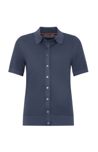 Damen-Poloshirt aus feinster italienischer Baumwolle in superweicher, atmungsaktiver Piqué-Qualität mit durchgehender Knopfleiste für einen modernen, eleganten Look. Klassischer Polokragen und Rippstrickbündchen an Ärmeln, Kragen und Bund sorgen für eine perfekte Passform. Leicht taillierter Schnitt für eine feminine Silhouette, vielseitig kombinierbar für Casual- und elegante Outfits.