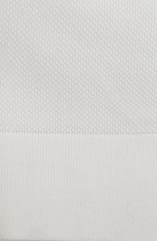 Damen-Poloshirt aus feinster italienischer Baumwolle in superweicher, atmungsaktiver Piqué-Qualität mit durchgehender Knopfleiste für einen modernen, eleganten Look. Klassischer Polokragen und Rippstrickbündchen an Ärmeln, Kragen und Bund sorgen für eine perfekte Passform. Leicht taillierter Schnitt für eine feminine Silhouette, vielseitig kombinierbar für Casual- und elegante Outfits.
