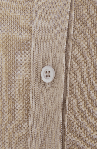 Damen-Poloshirt aus feinster italienischer Baumwolle in superweicher, atmungsaktiver Piqué-Qualität mit durchgehender Knopfleiste für einen modernen, eleganten Look. Klassischer Polokragen und Rippstrickbündchen an Ärmeln, Kragen und Bund sorgen für eine perfekte Passform. Leicht taillierter Schnitt für eine feminine Silhouette, vielseitig kombinierbar für Casual- und elegante Outfits.