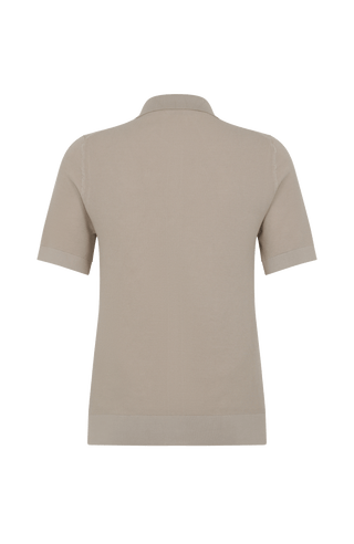 Damen-Poloshirt aus feinster italienischer Baumwolle in superweicher, atmungsaktiver Piqué-Qualität mit durchgehender Knopfleiste für einen modernen, eleganten Look. Klassischer Polokragen und Rippstrickbündchen an Ärmeln, Kragen und Bund sorgen für eine perfekte Passform. Leicht taillierter Schnitt für eine feminine Silhouette, vielseitig kombinierbar für Casual- und elegante Outfits.