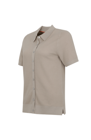 Damen-Poloshirt aus feinster italienischer Baumwolle in superweicher, atmungsaktiver Piqué-Qualität mit durchgehender Knopfleiste für einen modernen, eleganten Look. Klassischer Polokragen und Rippstrickbündchen an Ärmeln, Kragen und Bund sorgen für eine perfekte Passform. Leicht taillierter Schnitt für eine feminine Silhouette, vielseitig kombinierbar für Casual- und elegante Outfits.