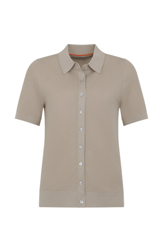 Damen-Poloshirt aus feinster italienischer Baumwolle in superweicher, atmungsaktiver Piqué-Qualität mit durchgehender Knopfleiste für einen modernen, eleganten Look. Klassischer Polokragen und Rippstrickbündchen an Ärmeln, Kragen und Bund sorgen für eine perfekte Passform. Leicht taillierter Schnitt für eine feminine Silhouette, vielseitig kombinierbar für Casual- und elegante Outfits.